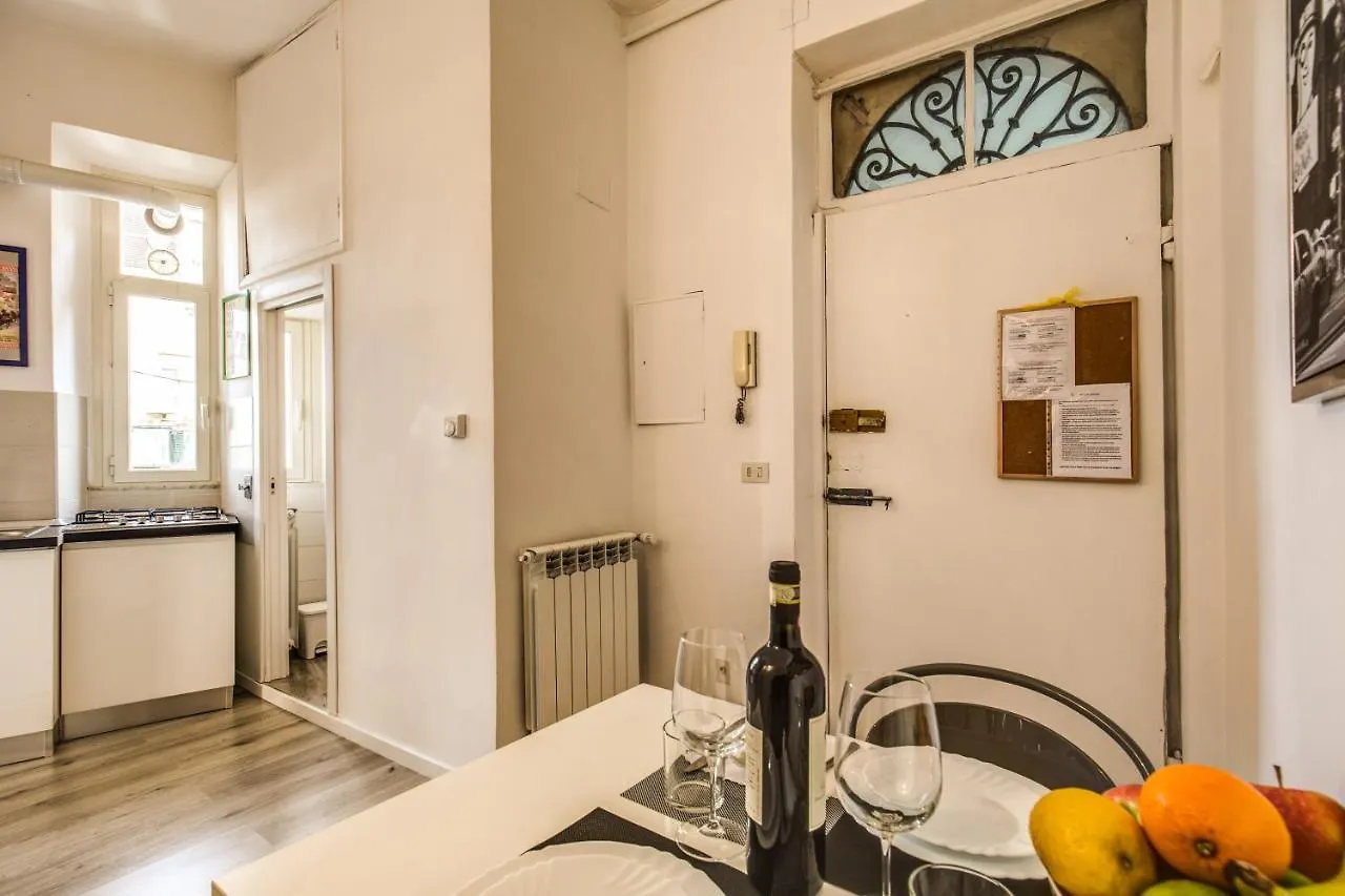 Lovely Apartment With Balcony In Campo De' Fiori Rome