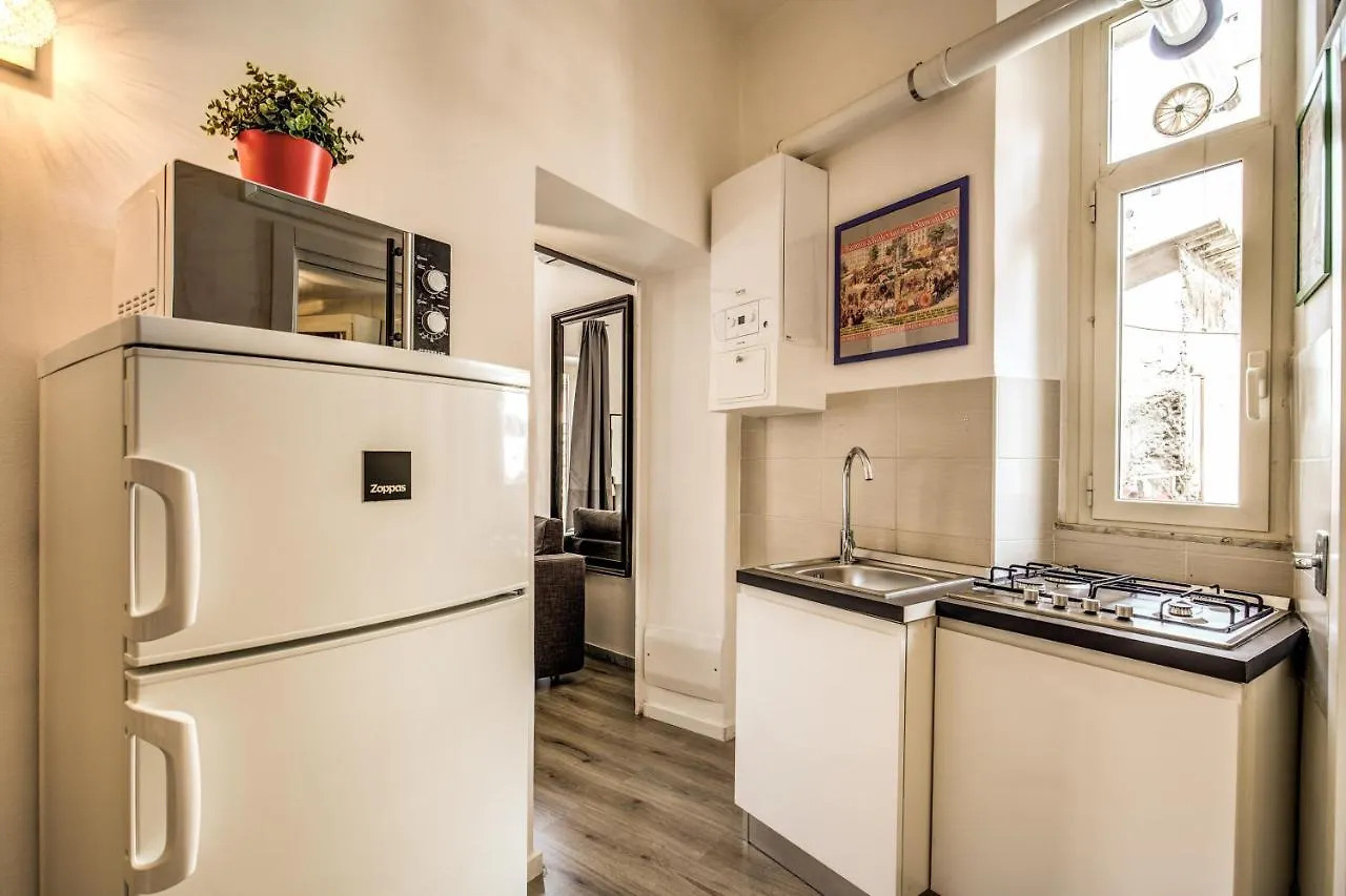 Lovely Apartment With Balcony In Campo De' Fiori Rome