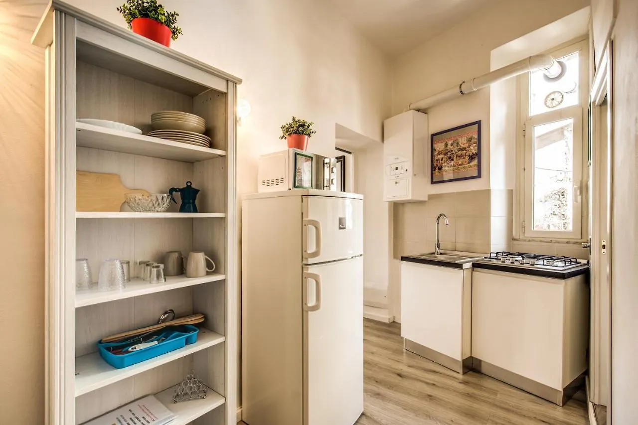 Lovely Apartment With Balcony In Campo De' Fiori Rome