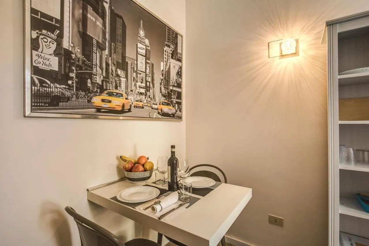Lovely Apartment With Balcony In Campo De' Fiori 로마