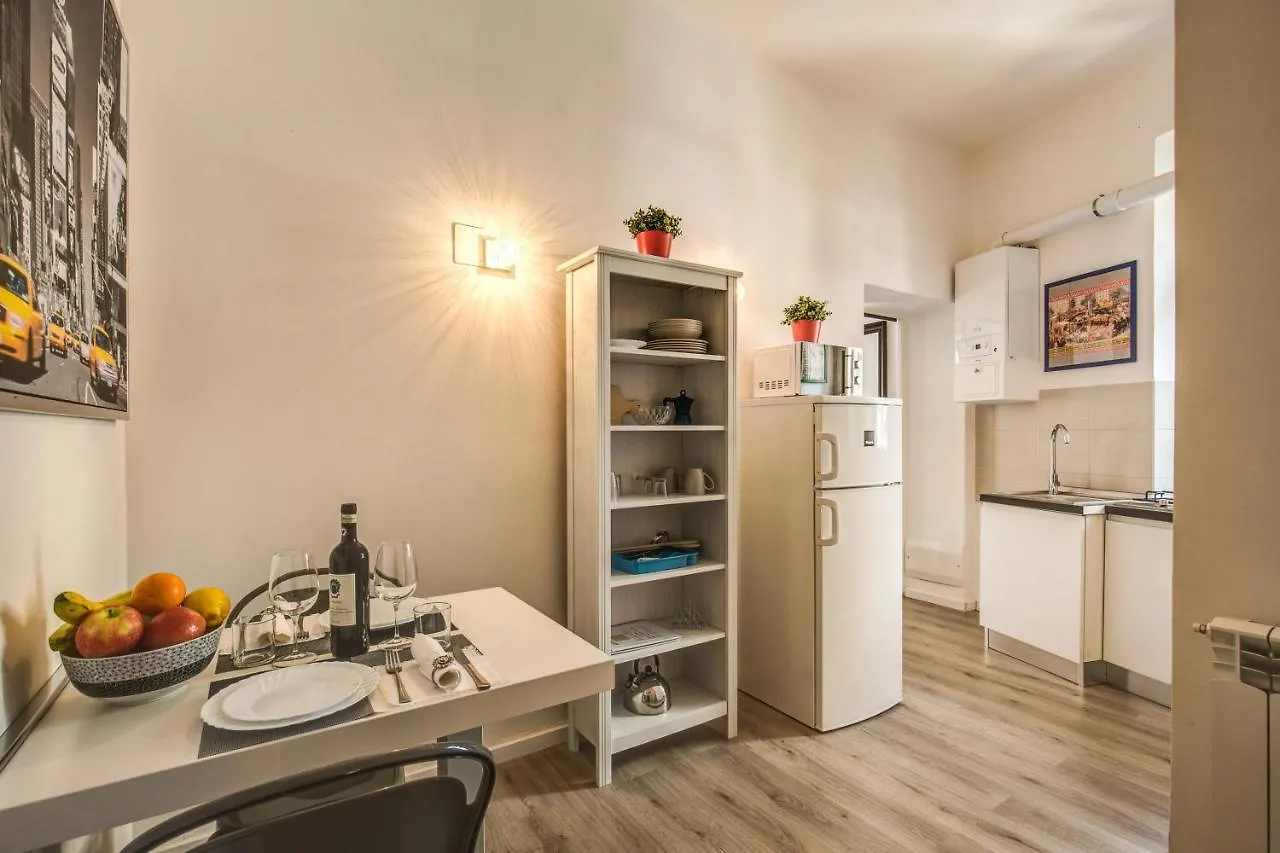 Lovely Apartment With Balcony In Campo De' Fiori 로마